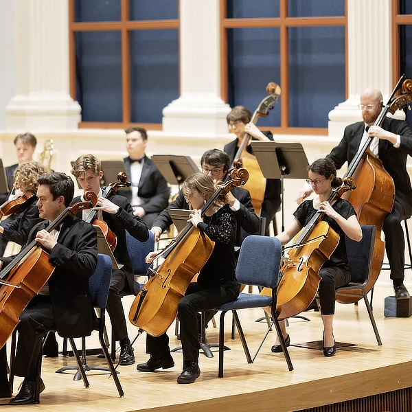 orchestra playing music DR04022024066