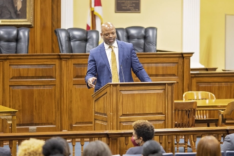 man in courtroom DR020322029